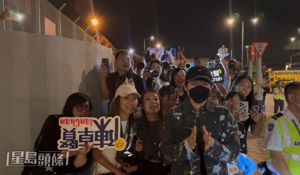 Ian行近粉絲區和大批Helloss打招呼。 Ian行近粉絲區和大批Helloss打招呼。