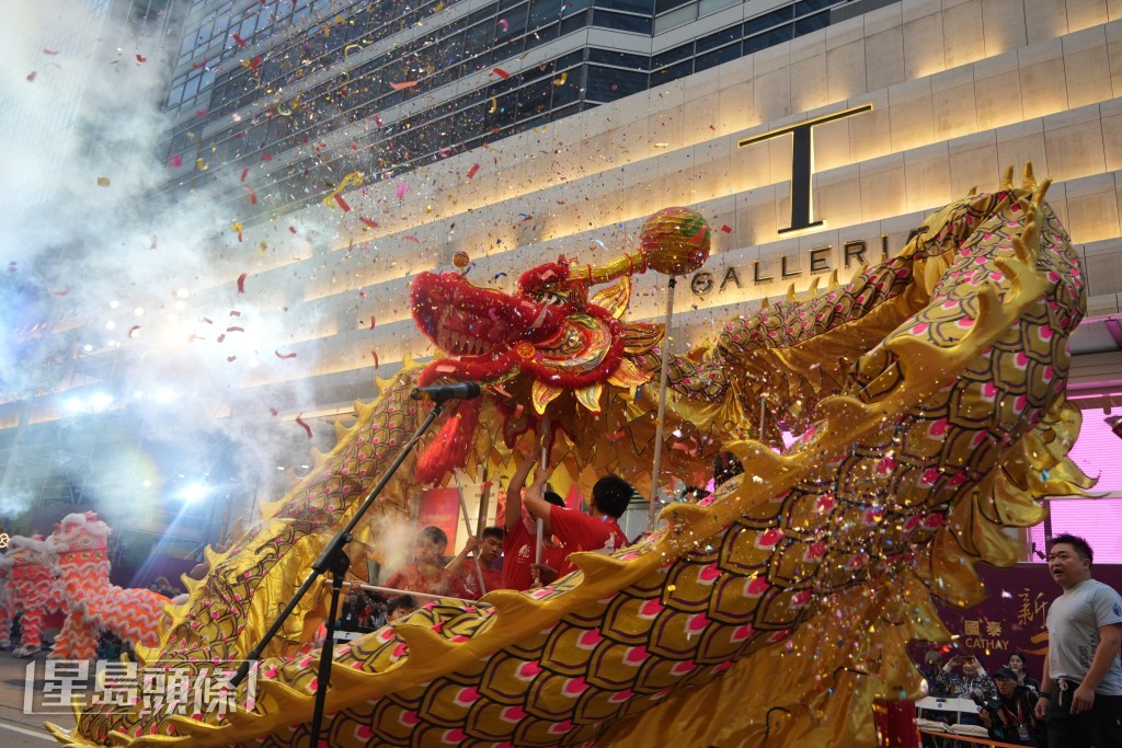 花車巡遊前,有舞龍、舞獅表演。吳艷玲攝 花車巡遊前,有舞龍、舞獅表演。吳艷玲攝