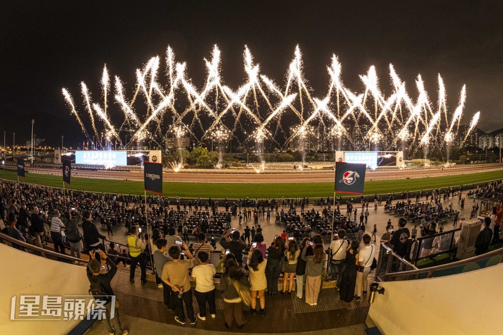 压轴烟火汇演,为浪琴香港国际赛事划上圆满句号。 压轴烟火汇演,为浪琴香港国际赛事划上圆满句号。