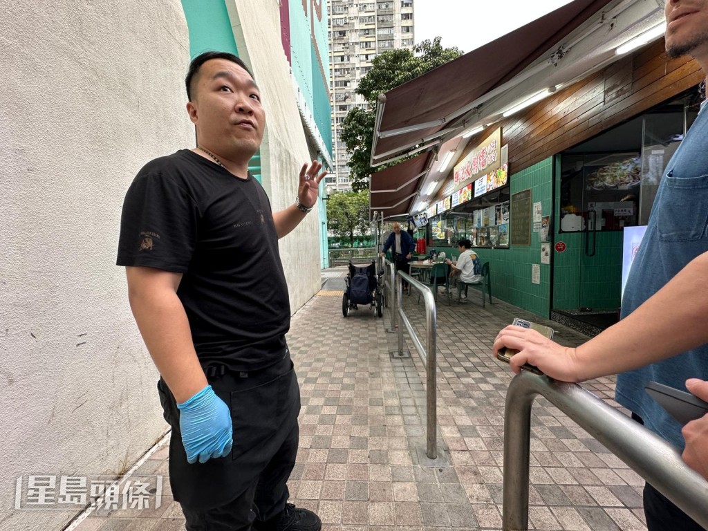 大排檔職員講述兩枱食客發生口角的情況。 大排檔職員講述兩枱食客發生口角的情況。