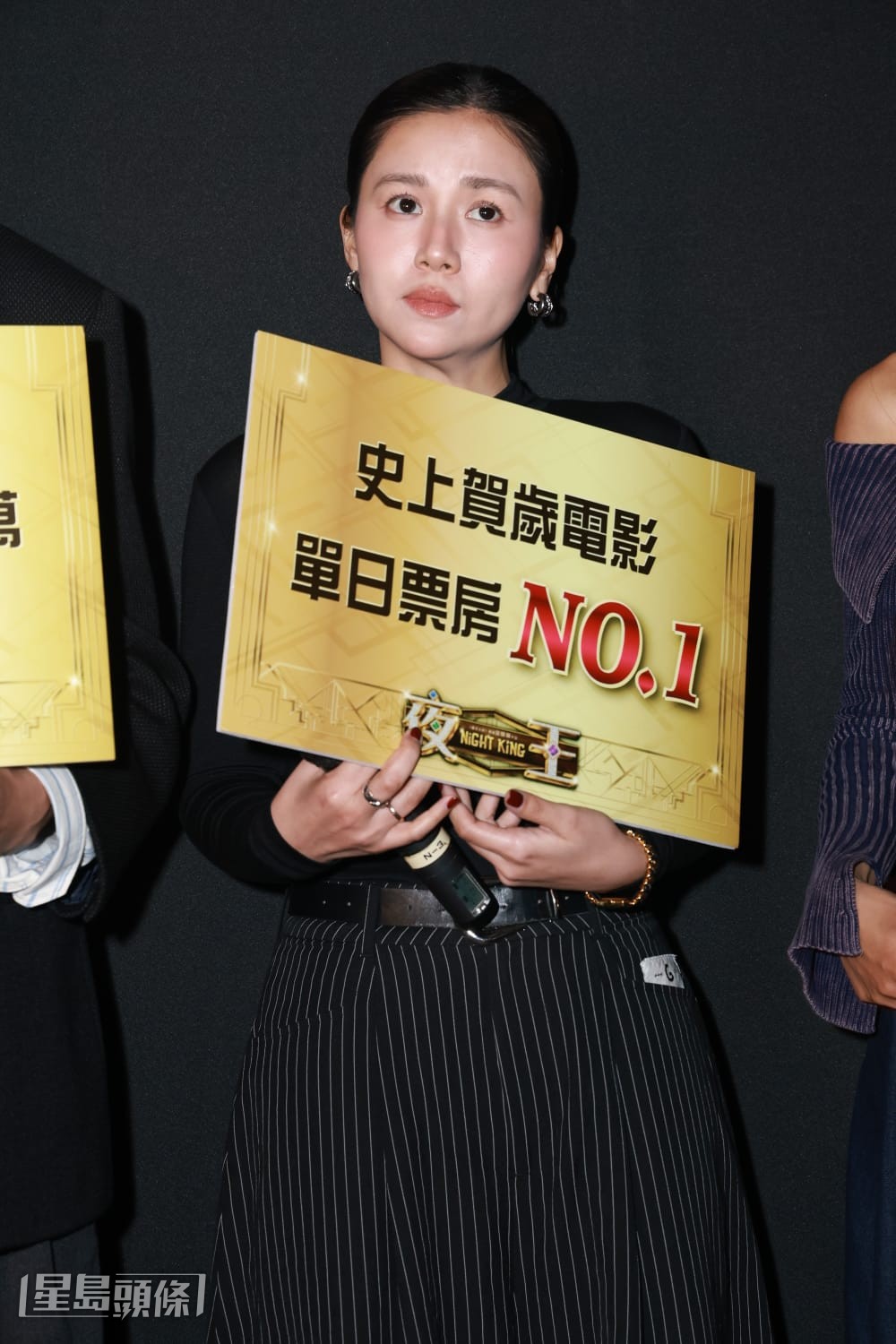 阿Dee在謝票時答謝帶病出席的拍檔楊偲泳在拍攝接吻戲時容忍他口𥚃的蒜蓉白菜味，覺得實在難為了她。