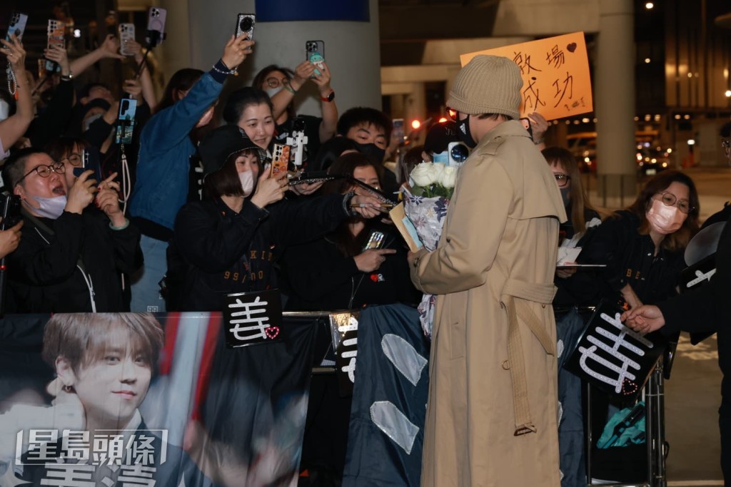 姜濤禮貌地向現場粉絲打招呼。