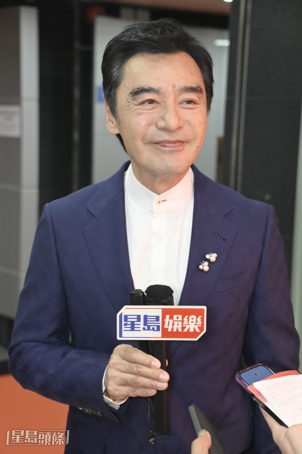 鍾鎮濤唱歌賀國慶。