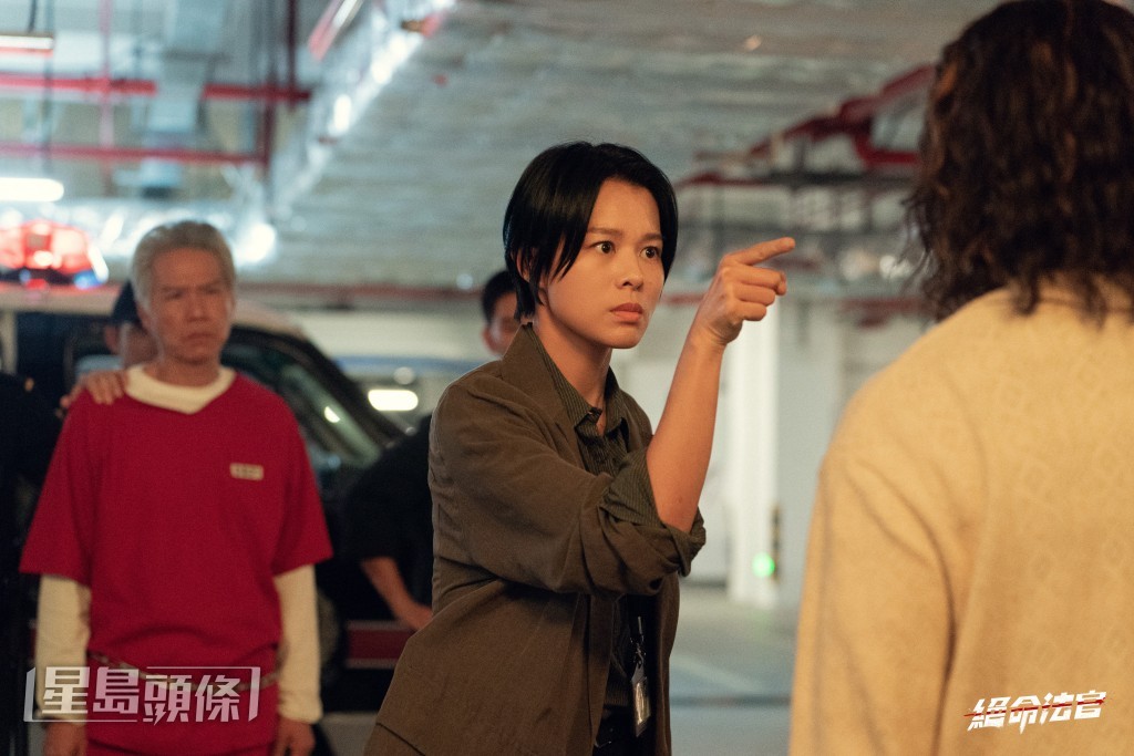 杏兒為今次新劇化淡妝上陣,更特別剪了一頭短髮。 杏兒為今次新劇化淡妝上陣,更特別剪了一頭短髮。