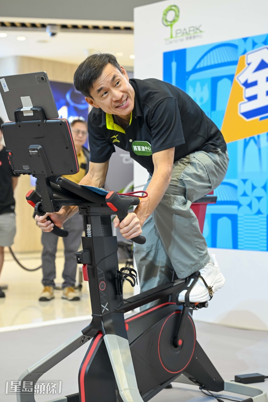 洪松蔭示範專業踏單車動作。