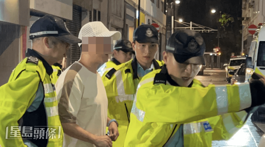 男司機涉酒駕被警方帶走。蔡楚輝攝 男司機涉酒駕被警方帶走。蔡楚輝攝