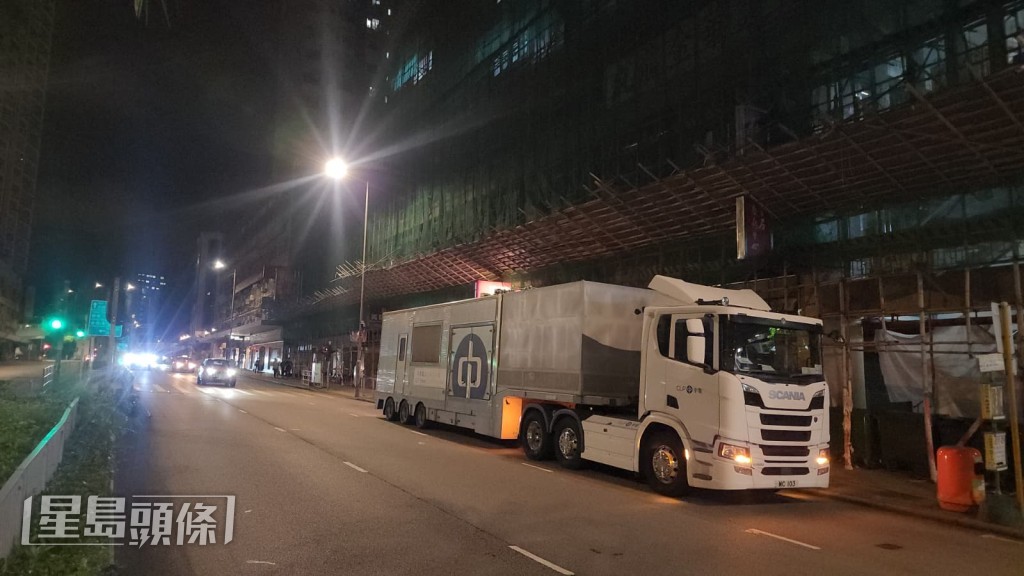 中電派出多輛供電車,為居民臨時提供電力。黎志偉攝 中電派出多輛供電車,為居民臨時提供電力。黎志偉攝