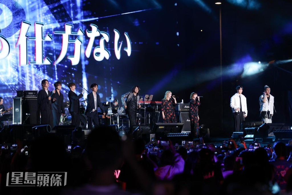 眾歌手一同大合唱。