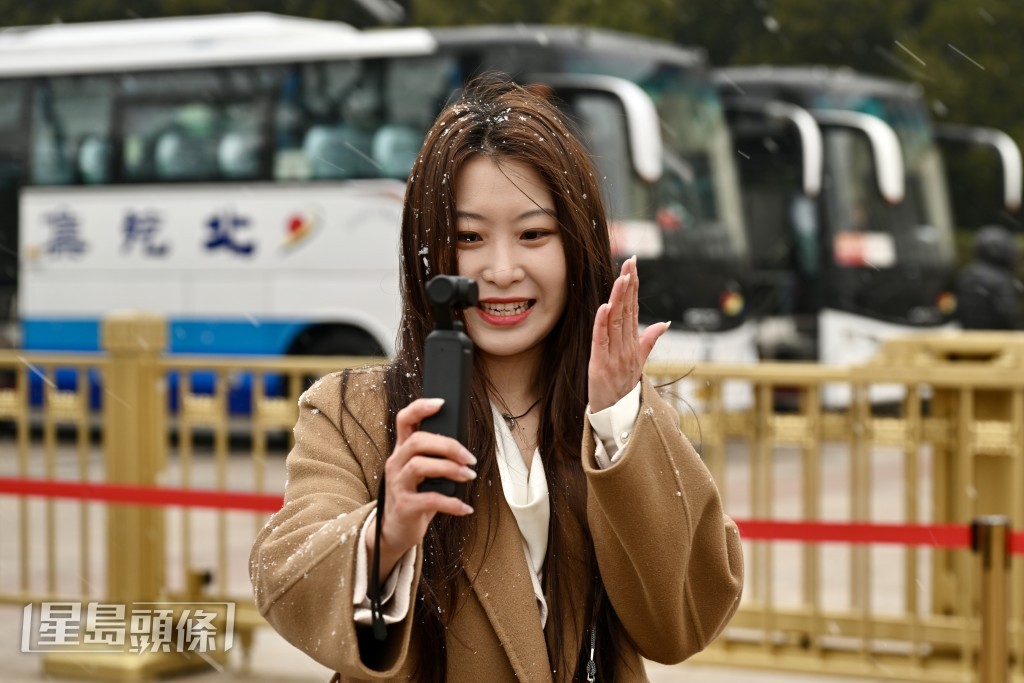 北京下雪，且越下越大，是近年较少发生，不少来采访的记者都在大会堂外拍照留念。刘骏轩摄