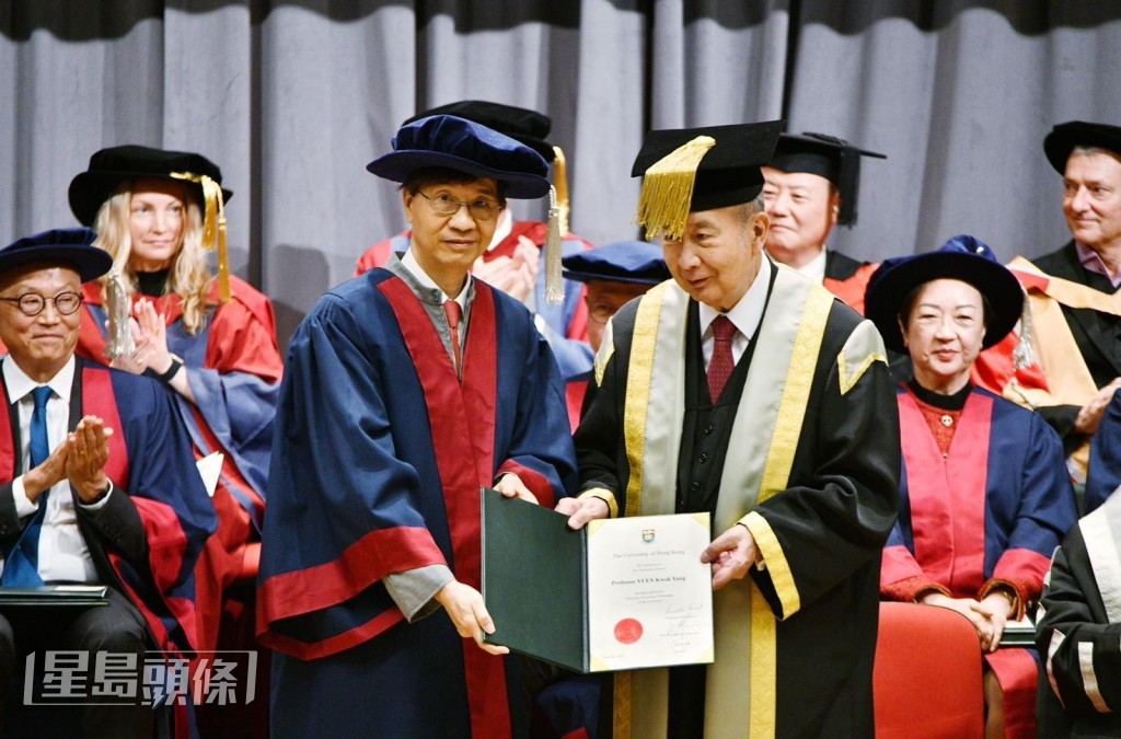 抗疫专家中的熟面孔、港大微生物学系传染病学讲座教授袁国勇(左)亦因对流行病研究贡献,获授名誉大学院士。 抗疫专家中的熟面孔、港大微生物学系传染病学讲座教授袁国勇(左)亦因对流行病研究贡献,获授名誉大学院士。