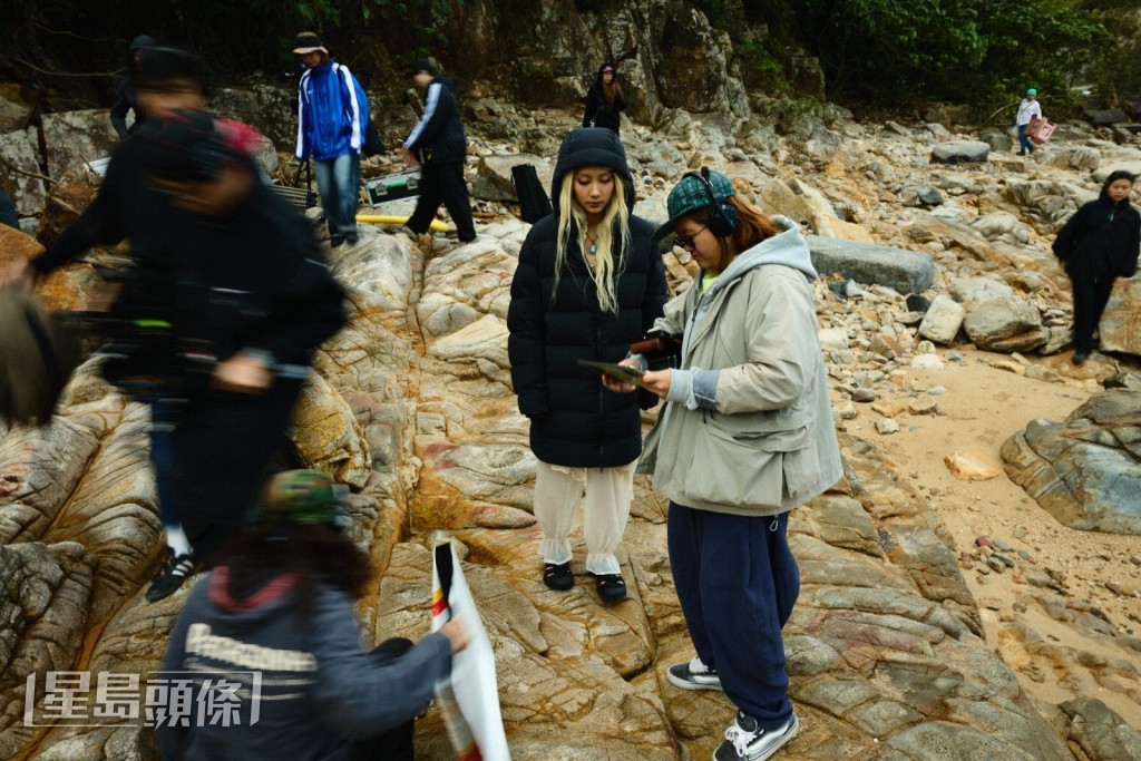 身穿單薄襯衣的她,每次Cut機都要穿上羽絨保溫。 身穿單薄襯衣的她,每次Cut機都要穿上羽絨保溫。