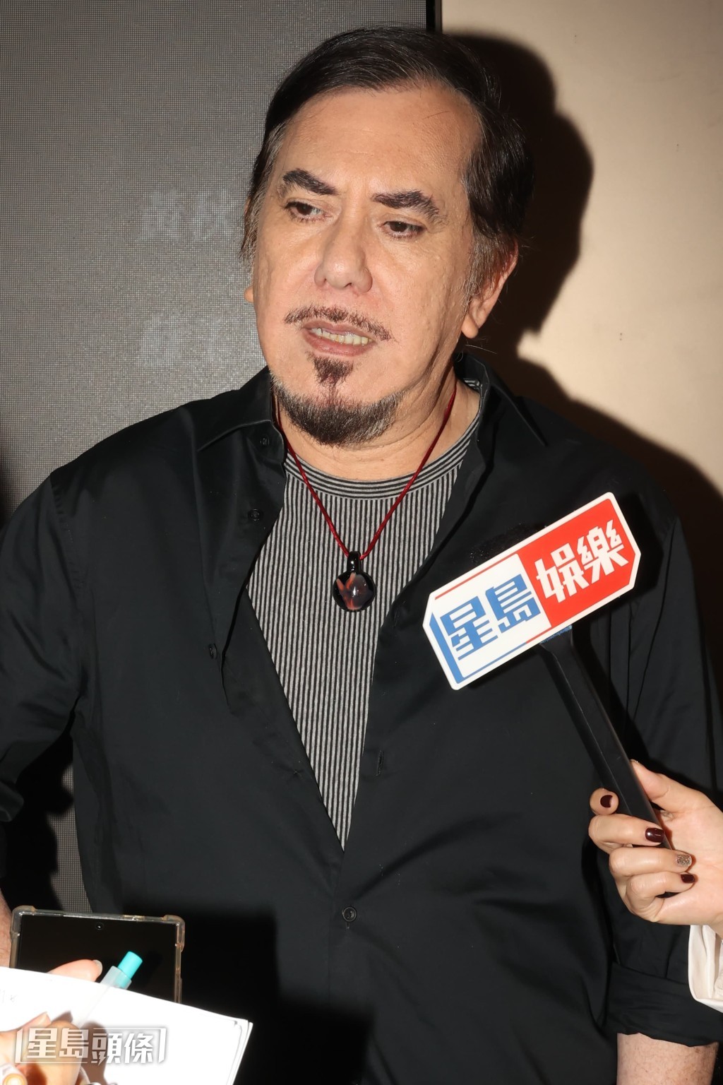 秋生指也有邊拍邊俾意見。 秋生指也有邊拍邊俾意見。
