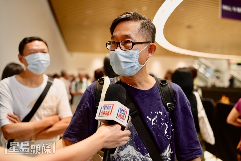 Sam表示,自己7点便乘坐巴士来亚博,“睇下有无心头好,啱就买,无咩预算”。刘骏轩摄 Sam表示,自己7点便乘坐巴士来亚博,“睇下有无心头好,啱就买,无咩预算”。刘骏轩摄