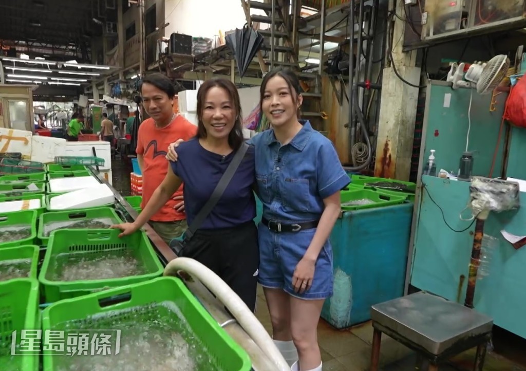 清晨6點，賴慰玲跟魚檔老闆菁姐到魚市場學習挑選海鮮。