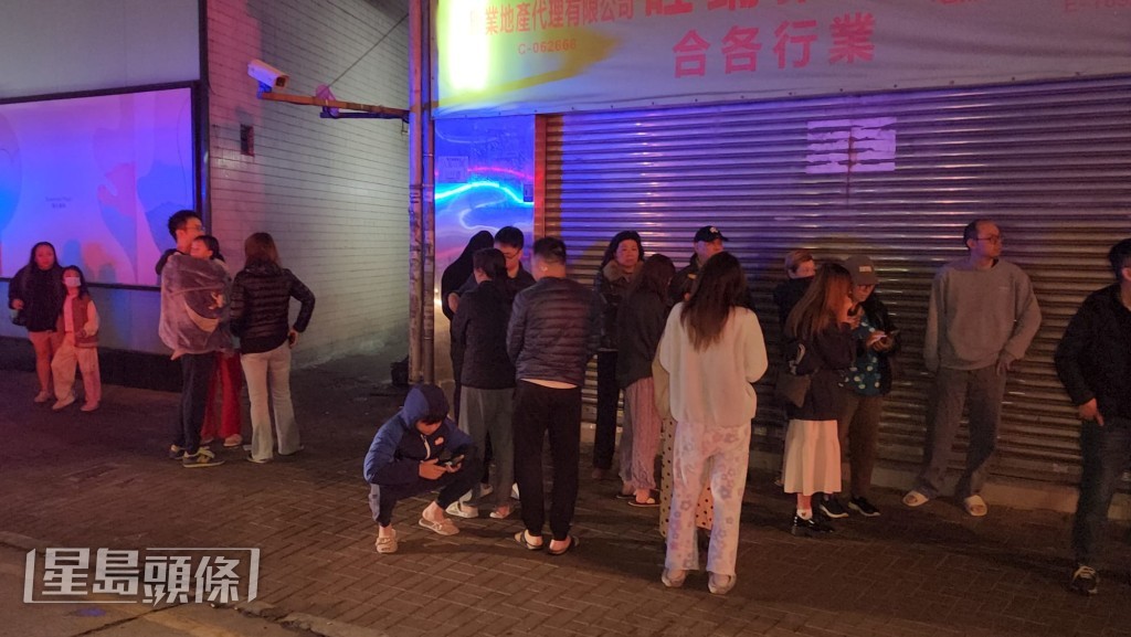 事件中，共有21名附近居民，包括9男12女，倉卒自行落樓疏散，由於深夜，部分人身穿睡衣褲。黎志偉攝