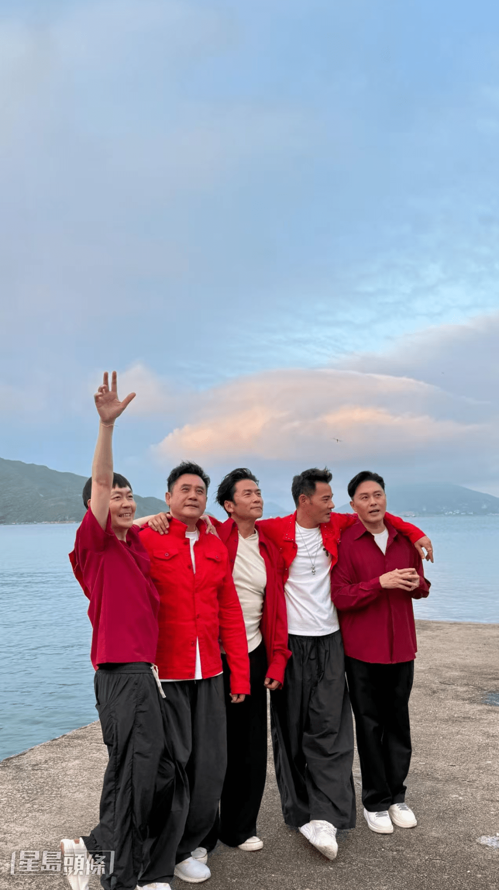 五子為拍攝新歌MV,在日出時份到西貢進行外景拍攝。 五子為拍攝新歌MV,在日出時份到西貢進行外景拍攝。