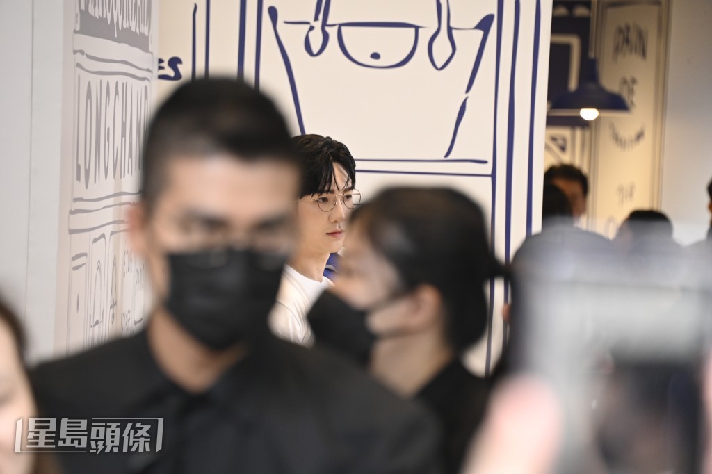 Anson進入店內，為品牌宣傳拍攝。