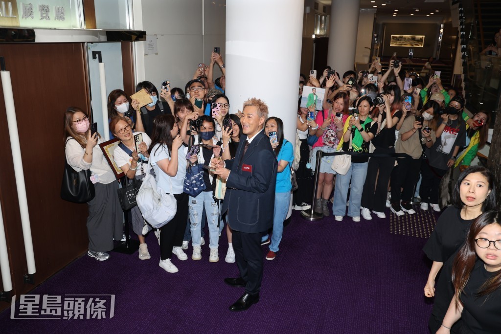 林峯與粉絲一同合照。 林峯與粉絲一同合照。