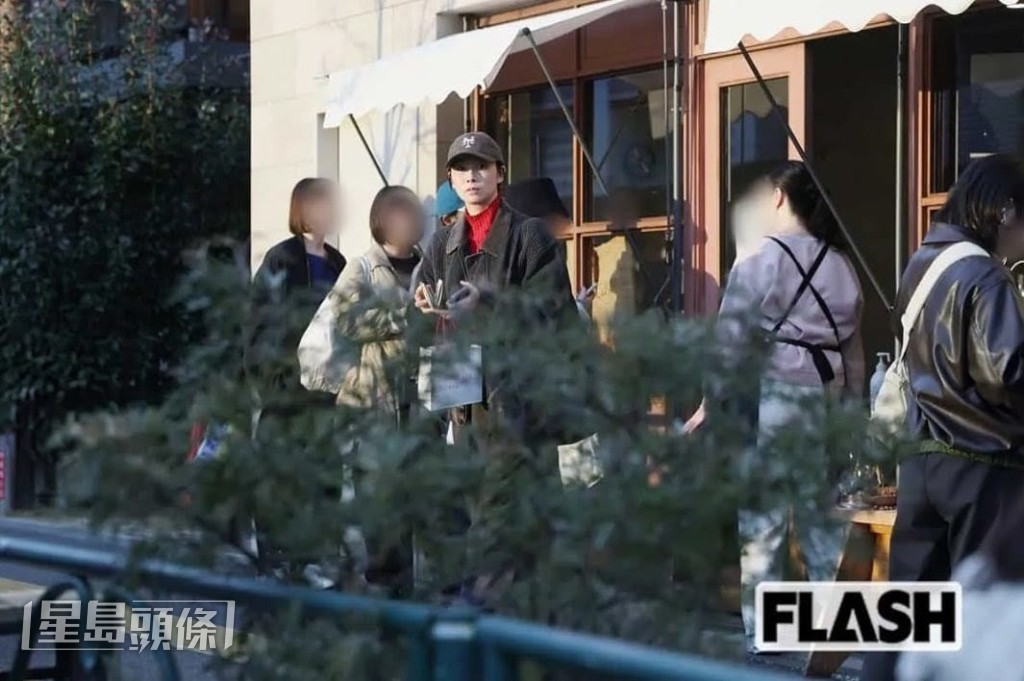 土居在情人节当天被拍到往竹内家途中，先到朱古力店买“情人节朱古力”给他。