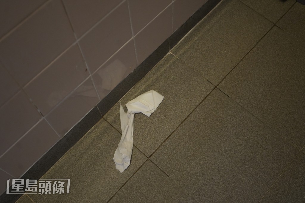 公廁地上有垃圾。劉駿軒攝 公廁地上有垃圾。劉駿軒攝