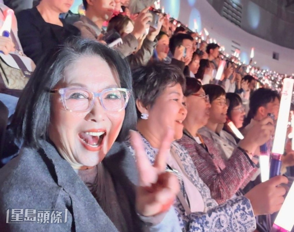 事後她更指未試過跟萬人一起倒數：「好玩，祝大家新年快樂！」