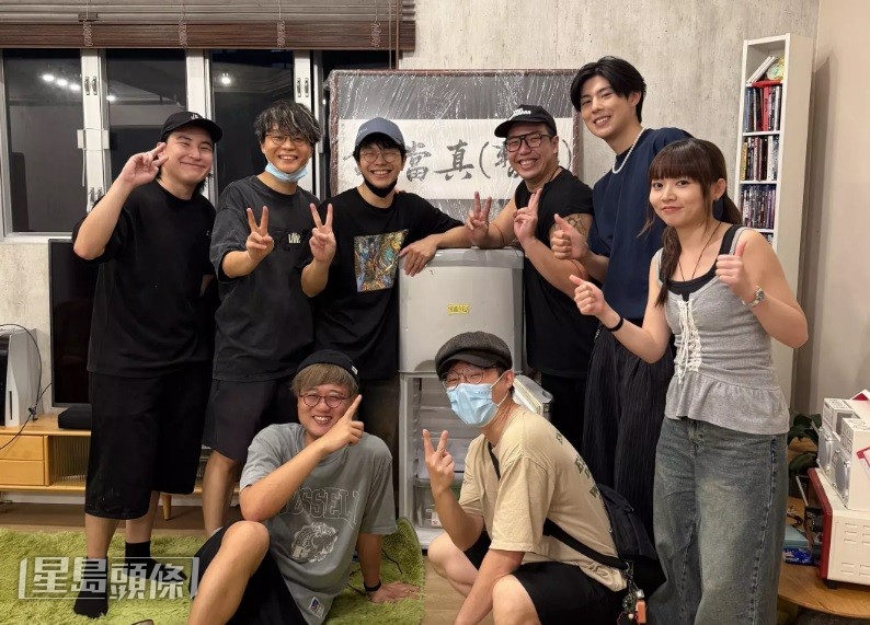 JFFT studio日前發生小火災,4子在直播中搞笑指游學修惹火,決定把這塊被視為惹火源頭的試當真牌匾轉交小薯茄存放。 JFFT studio日前發生小火災,4子在直播中搞笑指游學修惹火,決定把這塊被視為惹火源頭的試當真牌匾轉交小薯茄存放。