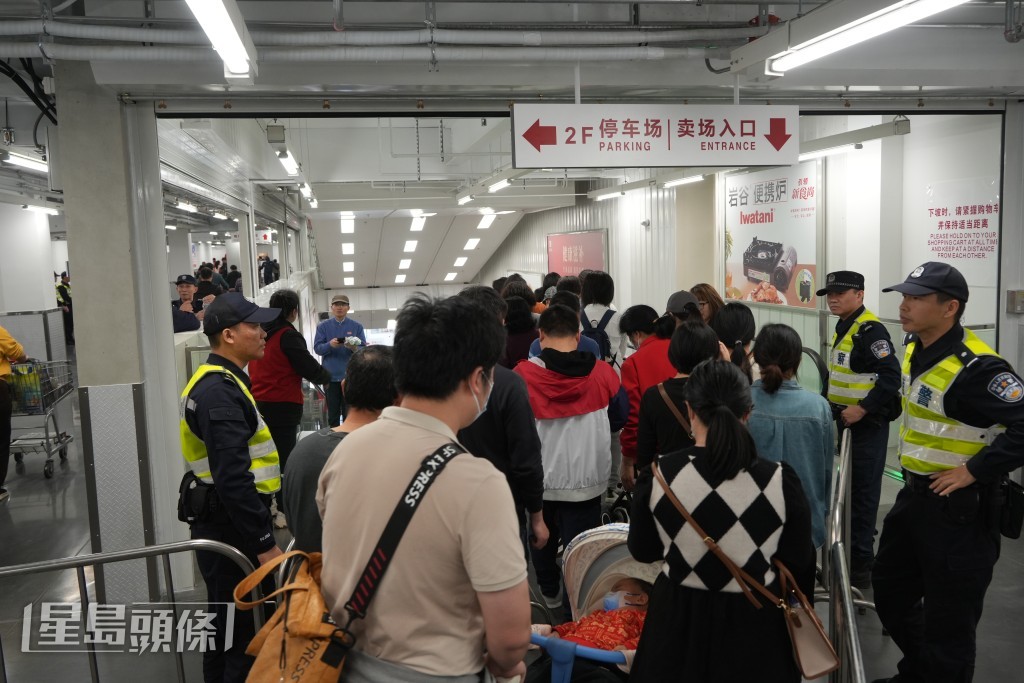 會員魚貫排隊等候入場。吳艷玲攝