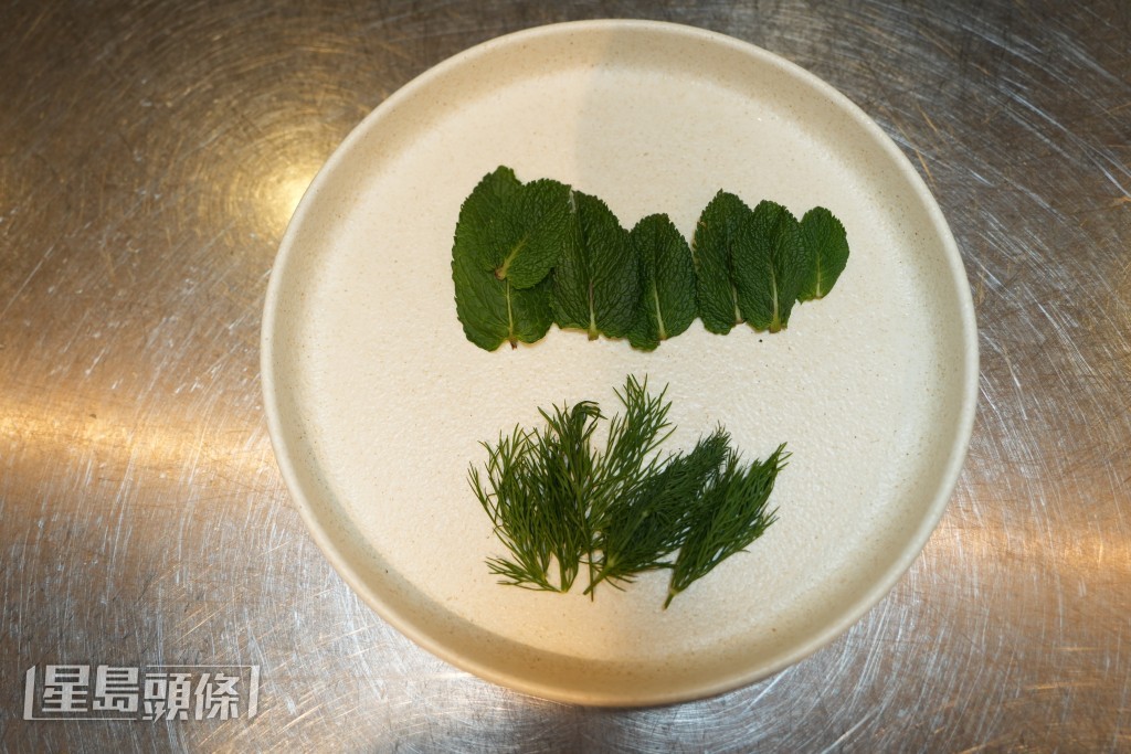 香草可為軟殼蟹中和油膩及提鮮。 香草可為軟殼蟹中和油膩及提鮮。