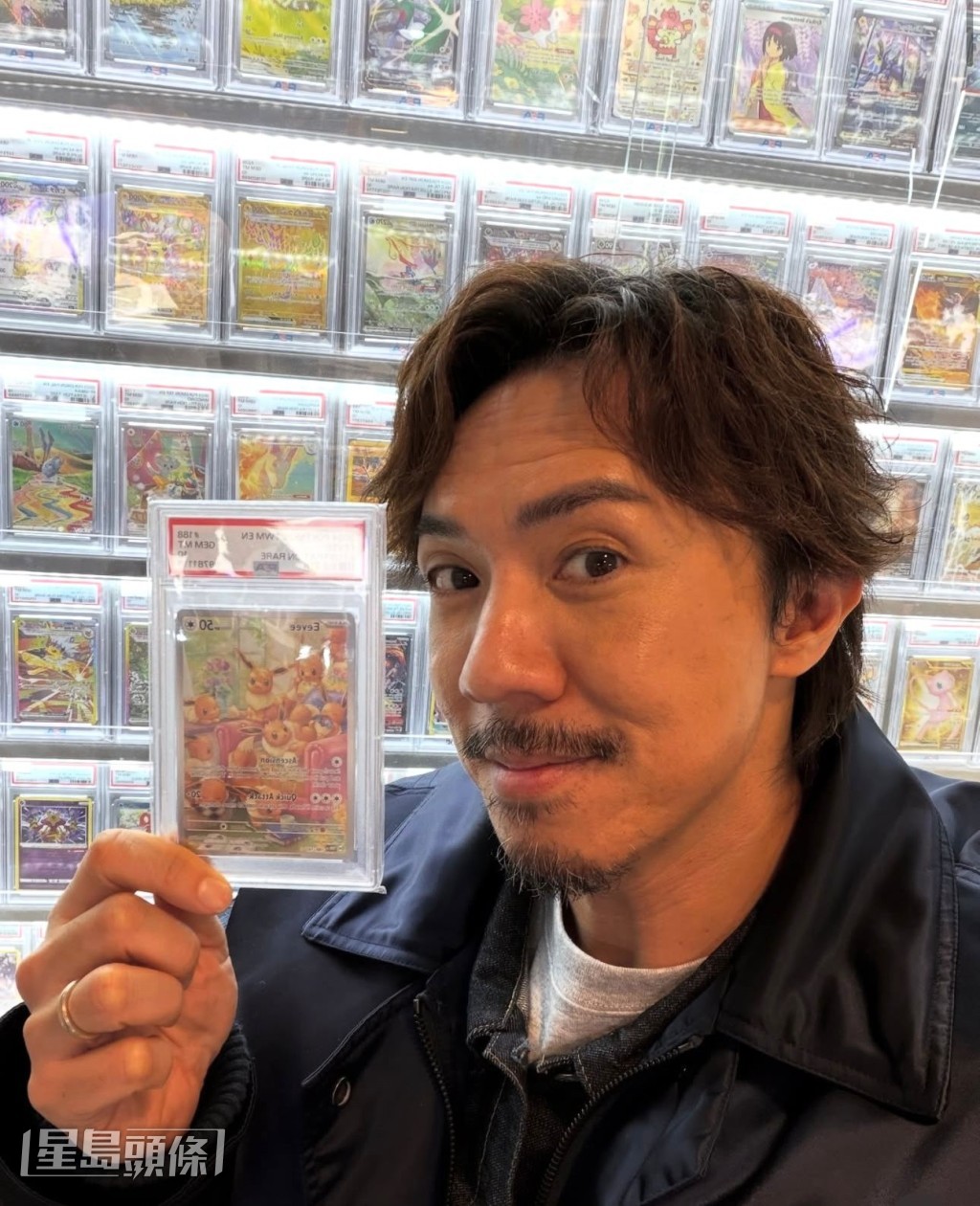 张继聪在社交网上载手握游戏收藏卡的照片。 张继聪在社交网上载手握游戏收藏卡的照片。