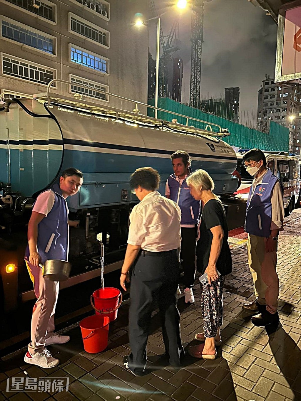 關愛隊協助受影響住戶。fb：民政事務總署