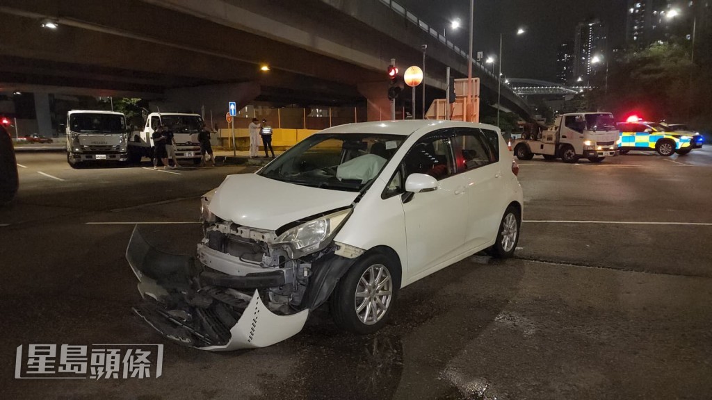 涉事私家車則車頭嚴重凹陷毀爛,安全氣囊彈出。 涉事私家車則車頭嚴重凹陷毀爛,安全氣囊彈出。