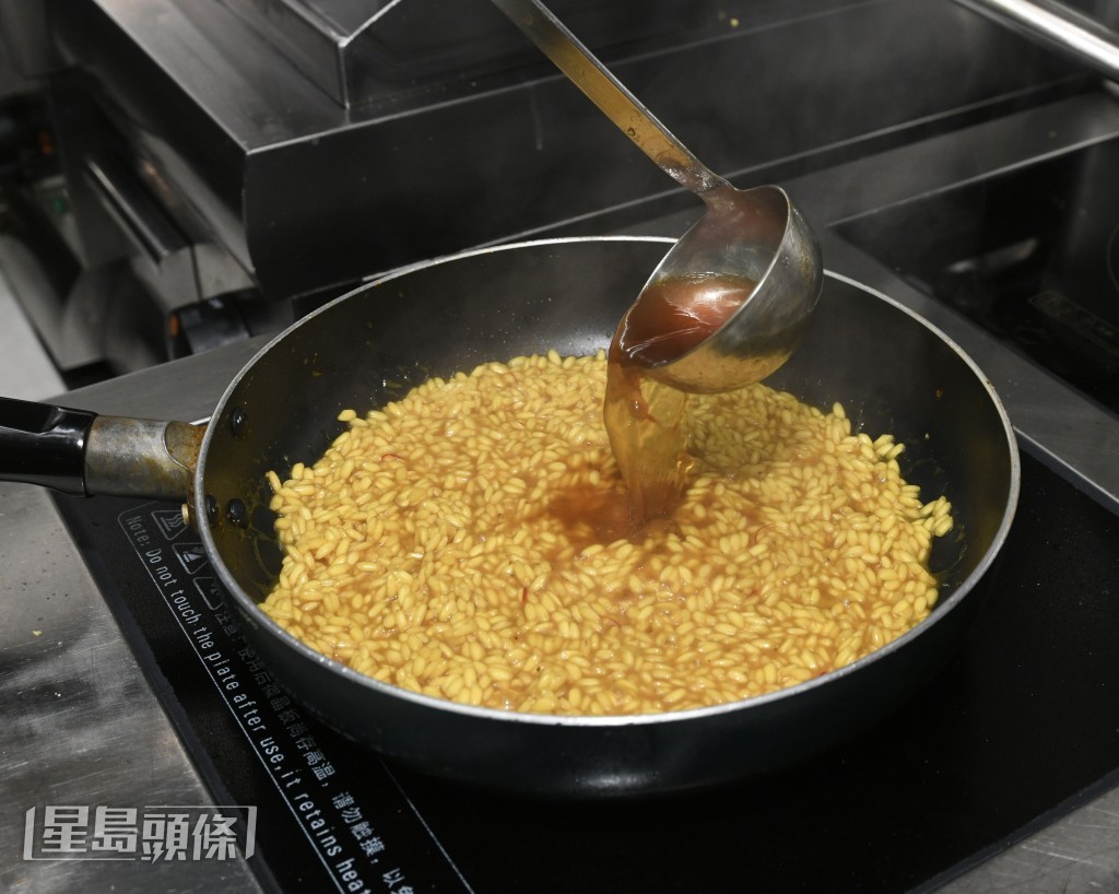 意大利米须用高汤慢火煮熟。