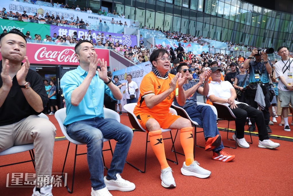 譚詠麟帶領「香港明星足球隊」與香港傳奇足球隊進行友誼賽。