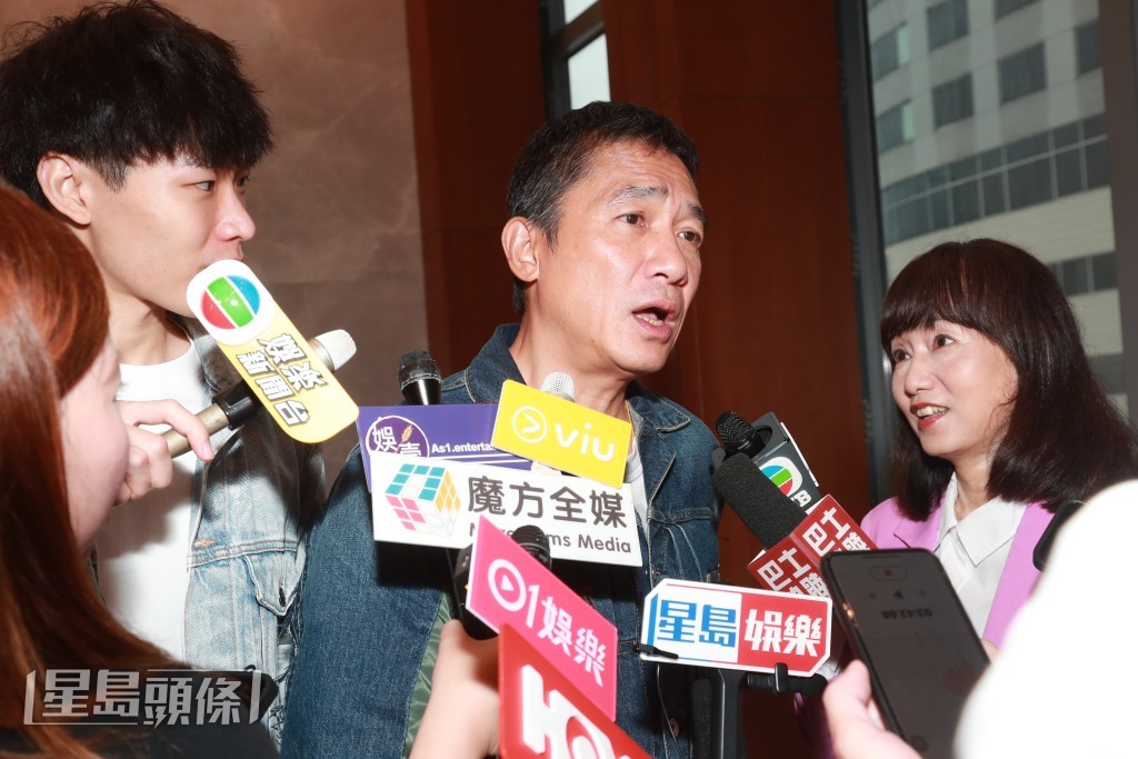 至於會否加片酬？梁朝偉即顯得有點尷尬：「「其實主要睇係咪好鍾意，呢個階段我覺得開心最重要，拍一套戲同一班人開心緊要過你畀筆錢我。」