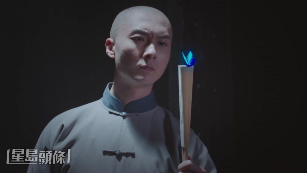 王浩信得張達明傳授玩扇技巧。