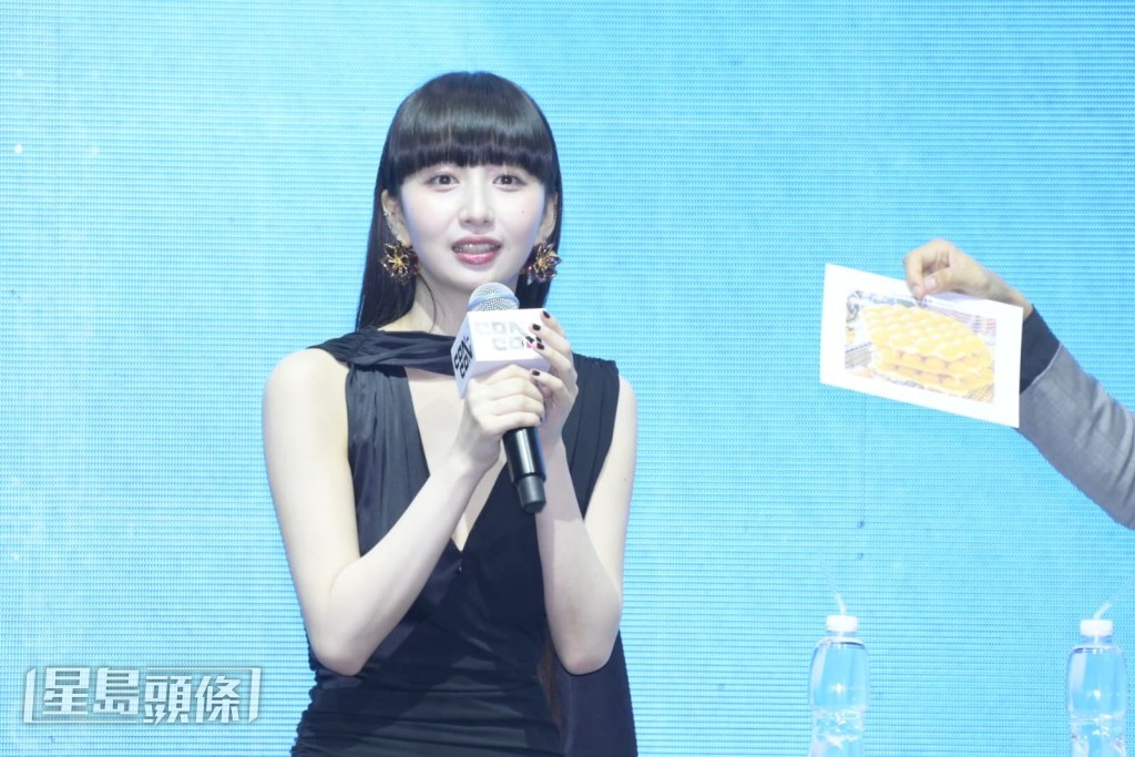 她更自爆自己是“宅女”。