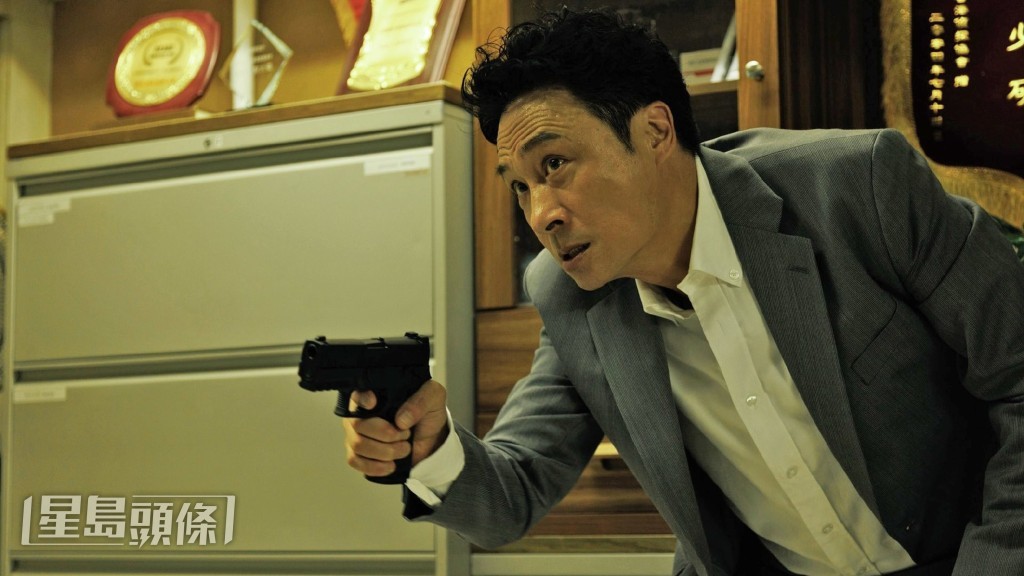 飾演探員的鎮宇當然免不了要演出緊張刺激的槍戰戲份。
