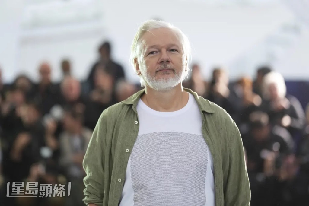 維基解密創辦人阿桑奇在T恤上列出這兩年來被以色列軍殺害的巴勒斯坦兒童名字。(美聯社) 維基解密創辦人阿桑奇在T恤上列出這兩年來被以色列軍殺害的巴勒斯坦兒童名字。(美聯社)