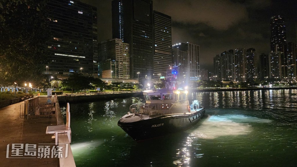 水警輪出動，在有關海面將女事主救起，並抬回岸上。黎志偉攝