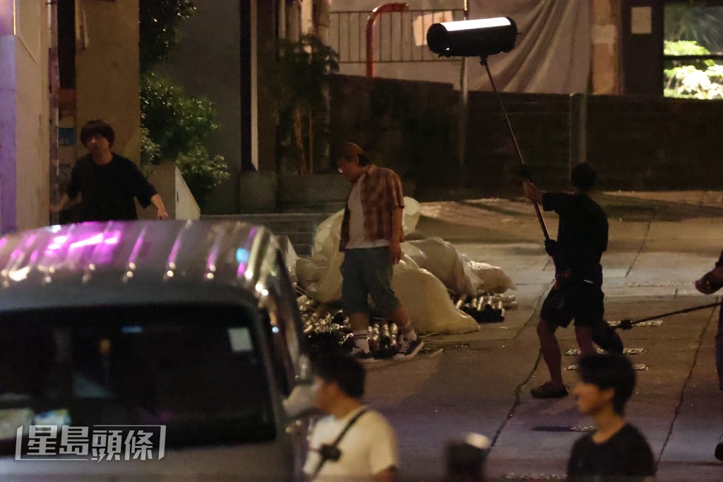 一輛私家車駛近並響按，原本已醉得神志不清的Jer突然「發酒瘟」，瞪大雙眼。