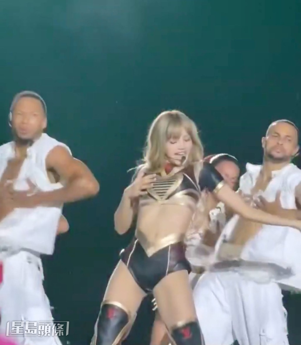 Lisa其中一套裝束被指似「神奇女俠」。 Lisa其中一套裝束被指似「神奇女俠」。