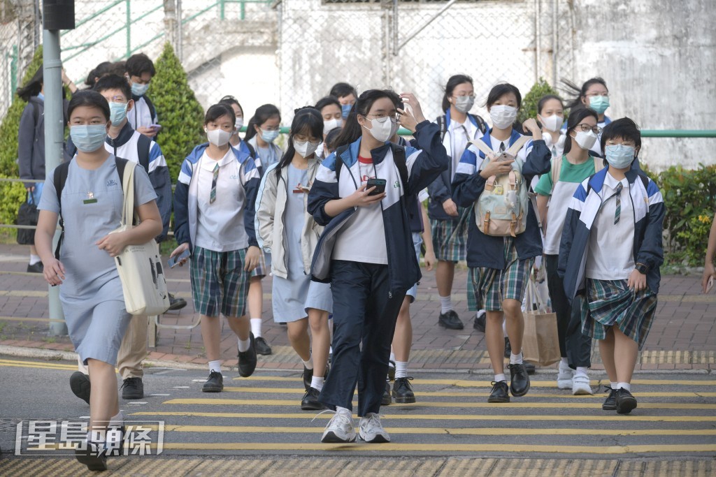 调查发现,孩子于学习用途以外,日均花4小时使用电视、手机及平板电脑等电子产品,而假日使用时间更大增至平均6小时。资料图片 调查发现,孩子于学习用途以外,日均花4小时使用电视、手机及平板电脑等电子产品,而假日使用时间更大增至平均6小时。资料图片