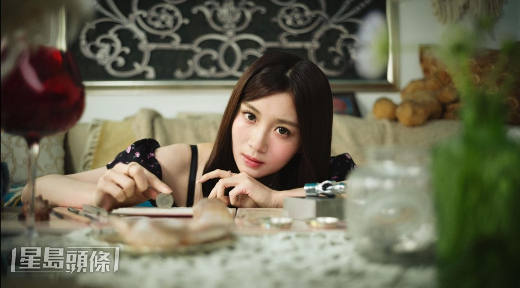 Candy坦言好怕陌生人，所以拍MV都要揾老拍档梁嘉进。