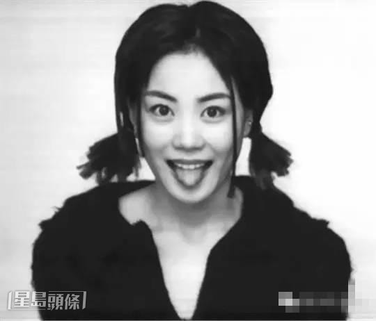王菲影了一張好得意的學生相。