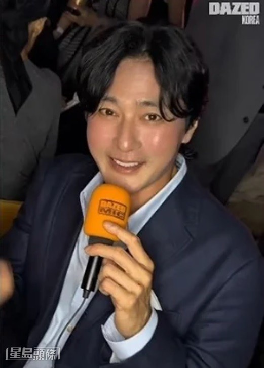 張東健的蘋果肌顯得極其圓潤，笑起來面上更毫無細紋，看上去十分詭異。（DAZED KOREA截圖）