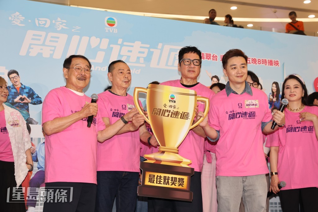 一眾演員更在台上大玩遊戲。 一眾演員更在台上大玩遊戲。