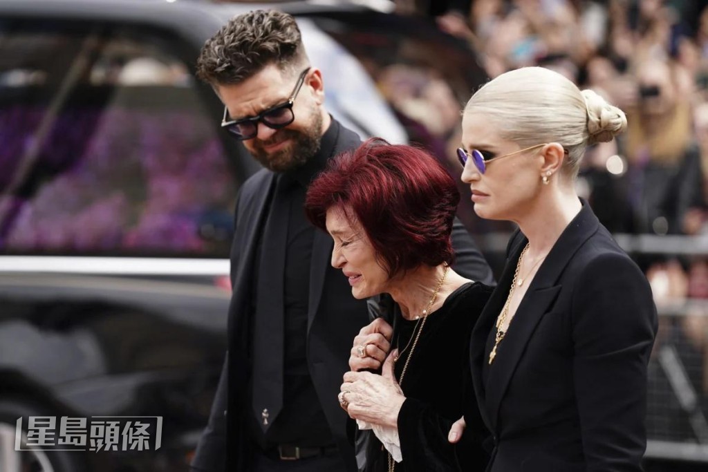 兒子Jack、Sharon及Kelly悲痛送別Ozzy Osbourne。 兒子Jack、Sharon及Kelly悲痛送別Ozzy Osbourne。
