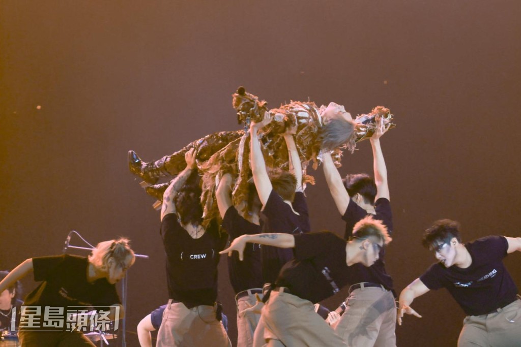 Jer被舞蹈員抬高。 Jer被舞蹈員抬高。