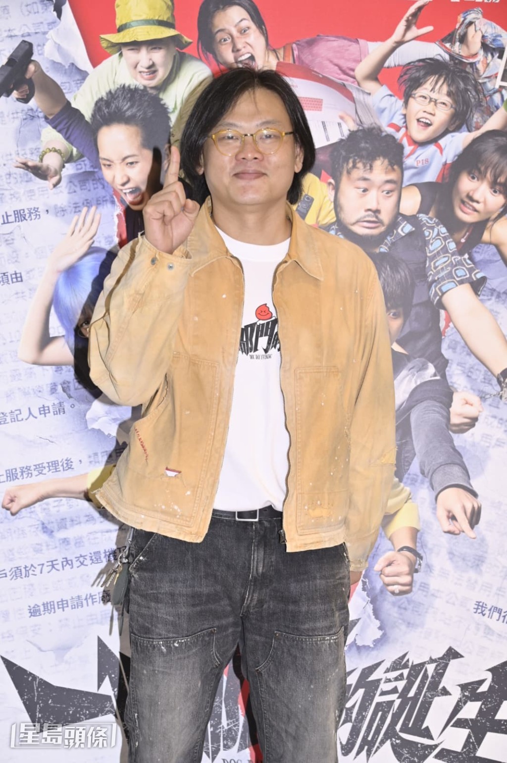 白只飾演被脅持的客戶服務部職員。