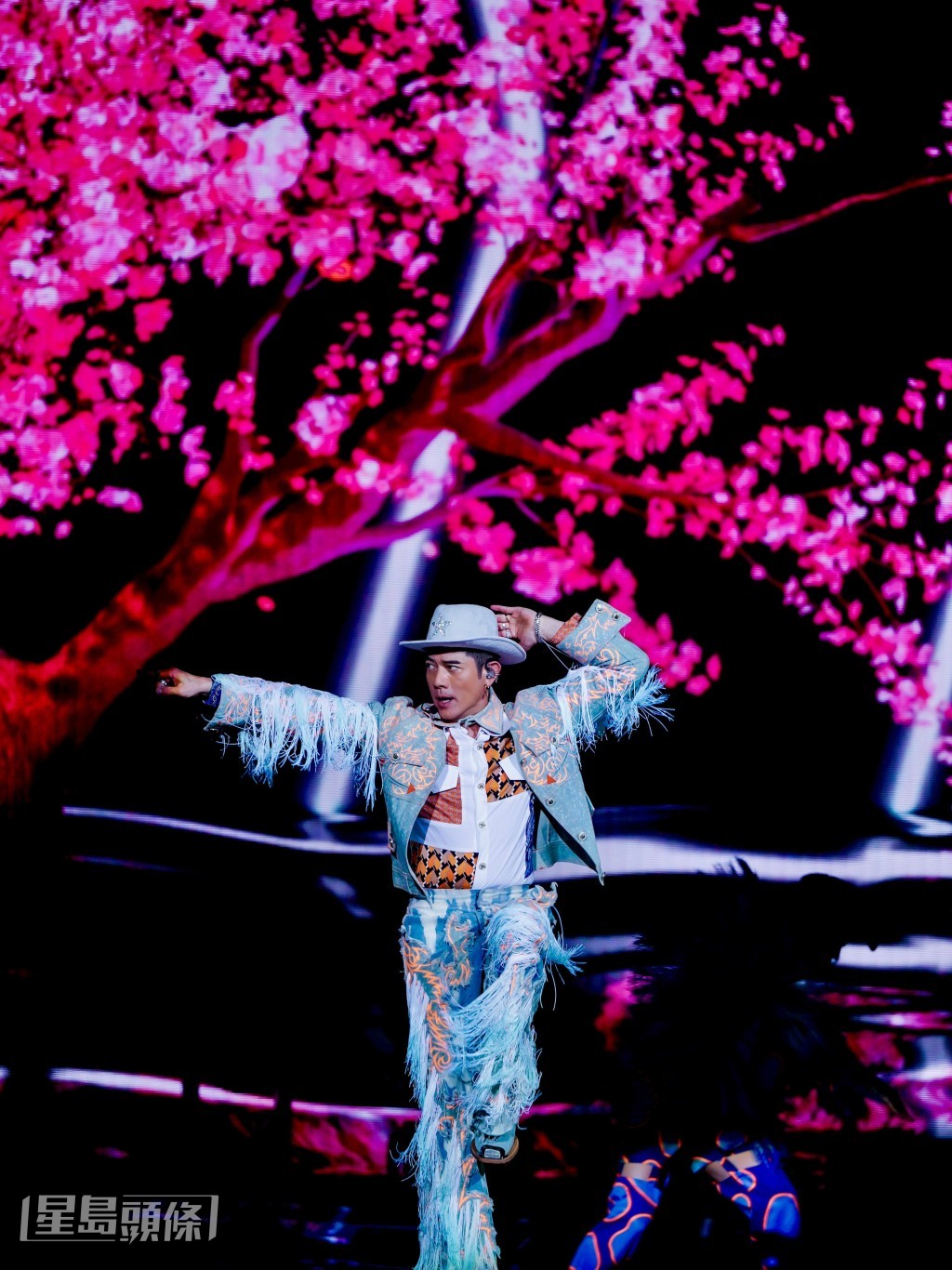城城先後演繹多首金曲《我想偷偷對你說我愛你》、《傷心的話留到明天再說》。 城城先後演繹多首金曲《我想偷偷對你說我愛你》、《傷心的話留到明天再說》。